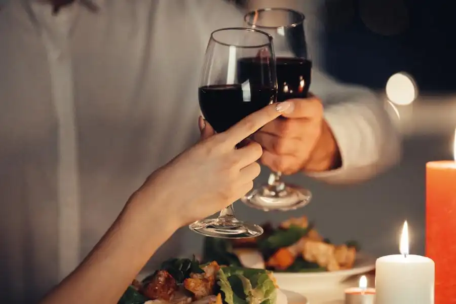 brindis con copas de vino