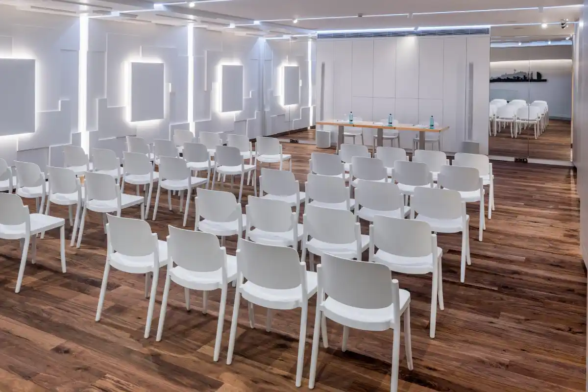 Стулья зал мероприятий Hotel Alhambra Santa Susanna