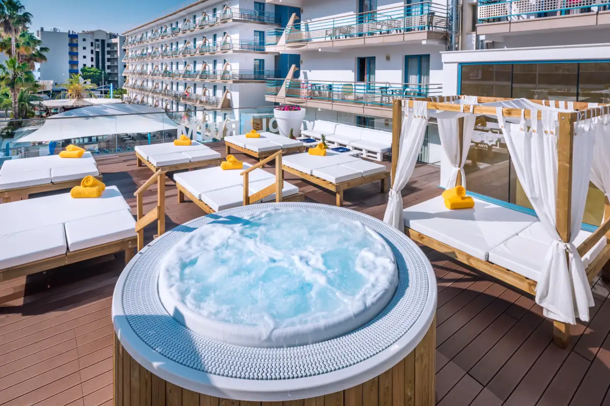 chill out hotel Alhambra Santa Susanna
