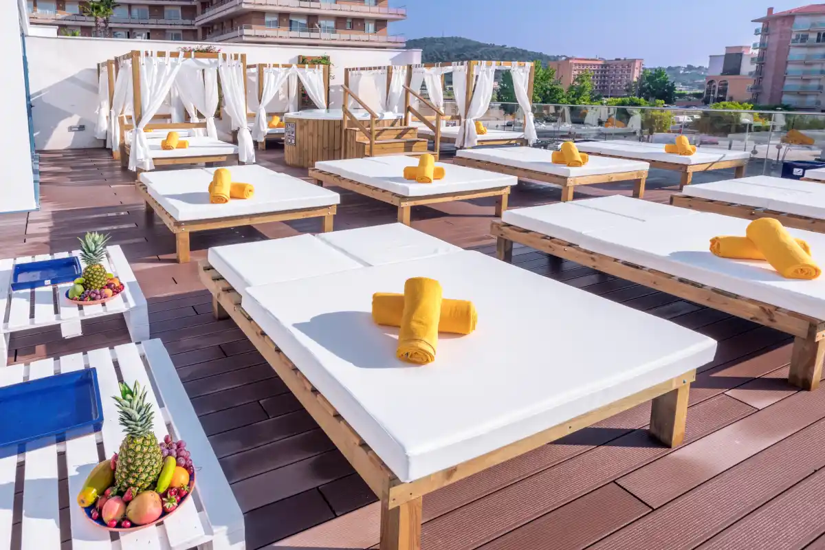 Балийские кровати терраса Hotel Alhambra Santa Susanna