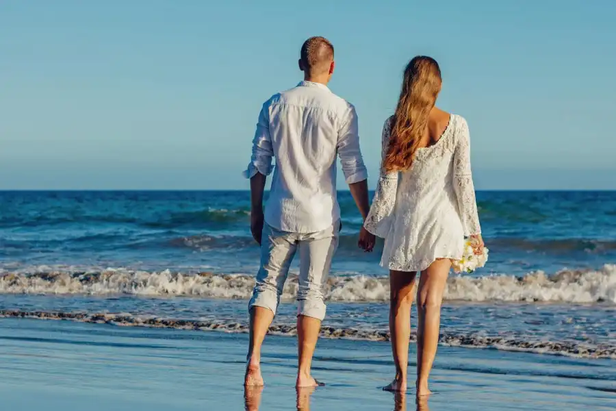 pareja paseando por la playa