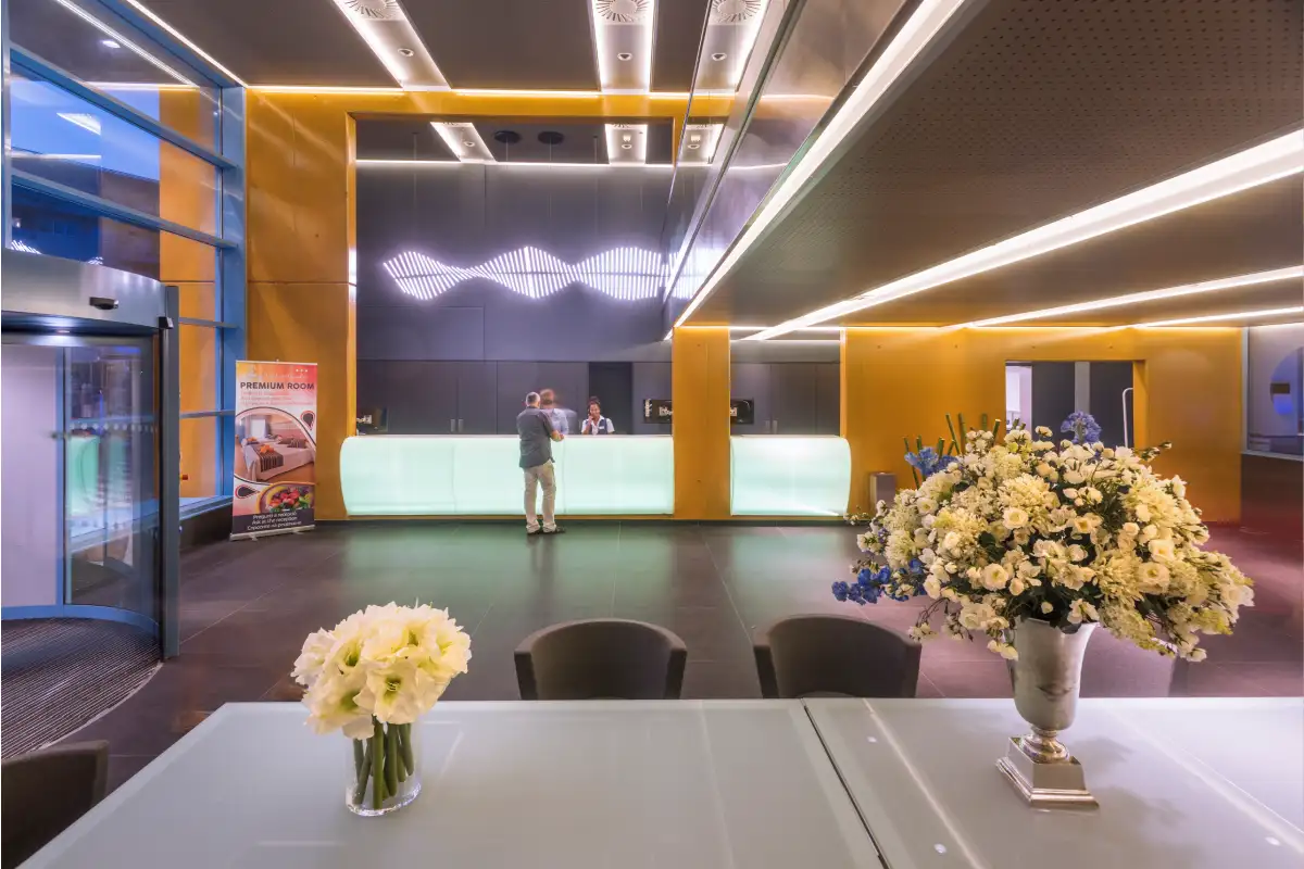 recepción hotel Alhambra Santa Susanna